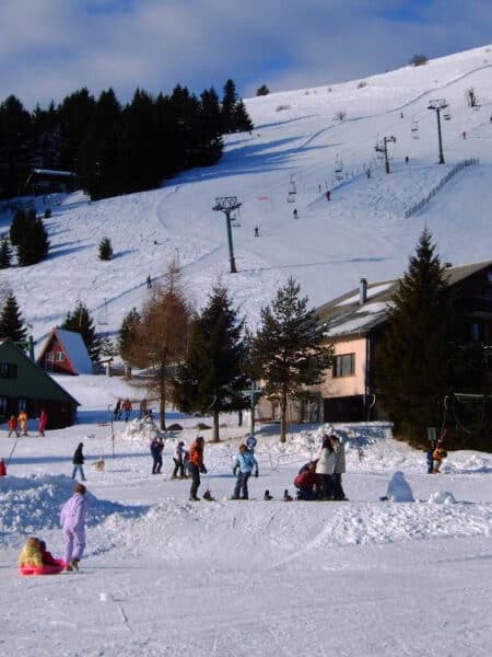 Domaine de ski vosgien en saison hivernale