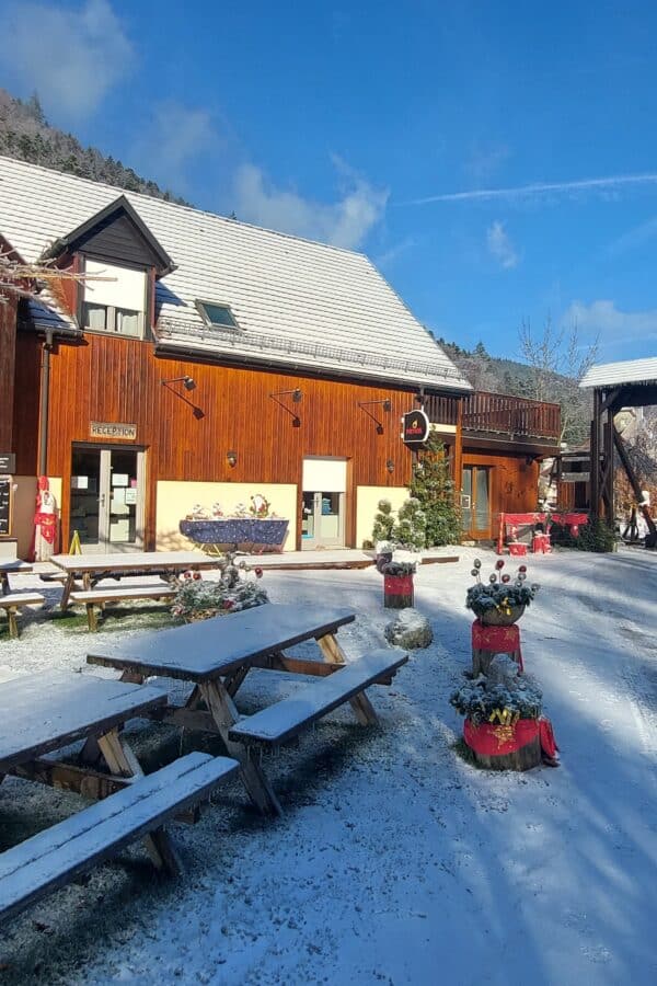 Chalet en bois entouré de neige dans les Vosges