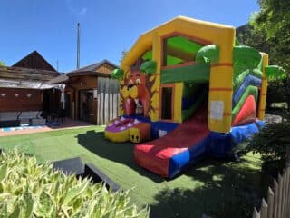 Château gonflable en été