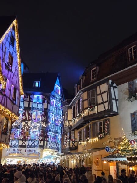Allées du marché de Noël de Colmar décorées pour les fêtes