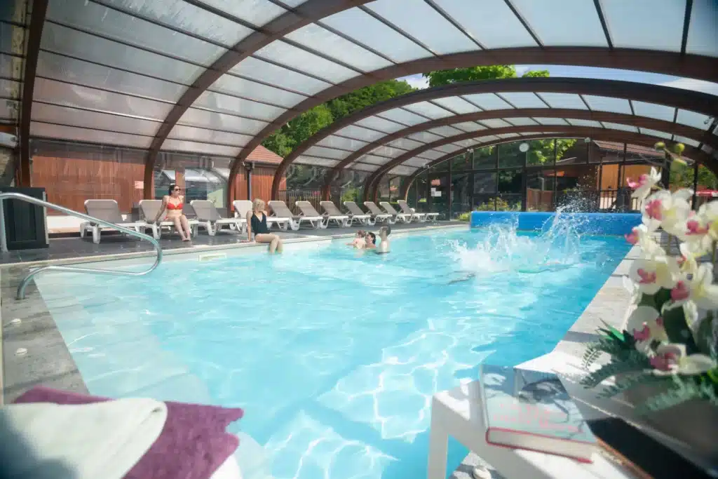 Camping nature en Alsace avec piscine chauffée et couverte : profitez de la baignade en toutes saisons,