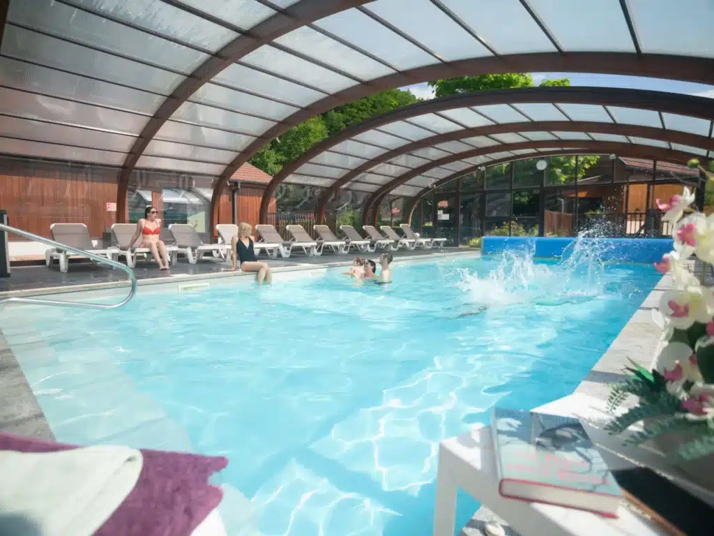 Piscine couverte chauffée des Chalets de la Wormsa dans les Vosges alsaciennes