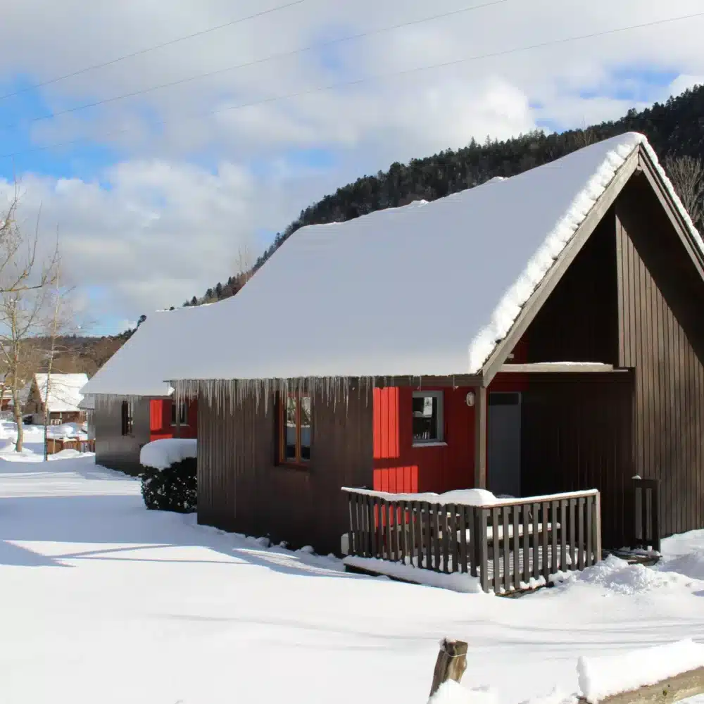 Chalet chauffé sous la neige près de Colmar en Alsace