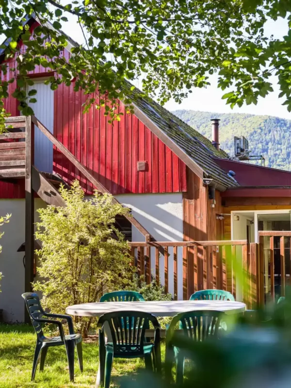 Terrasse extérieure avec table et chaises d'un chalet des Chalets de la Wormsa