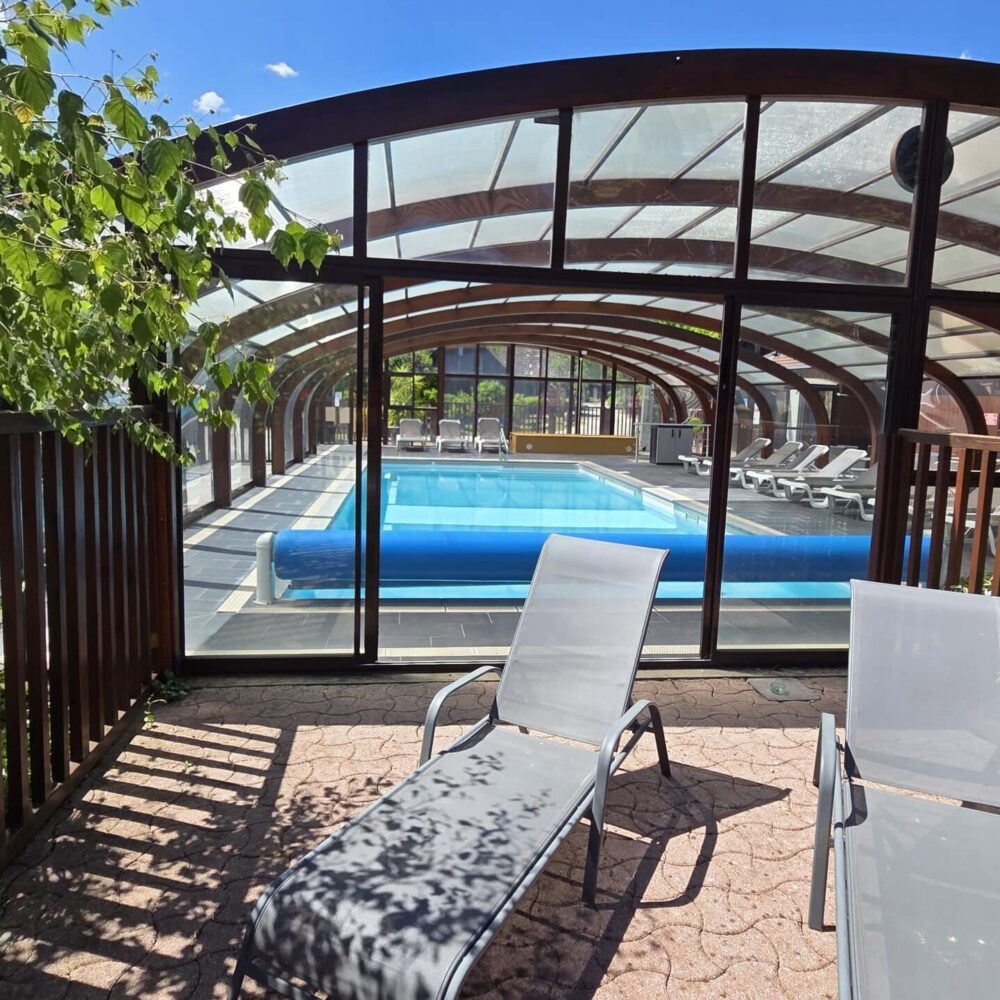 Piscine couverte chauffée du camping Chalets de la Wormsa en Alsace