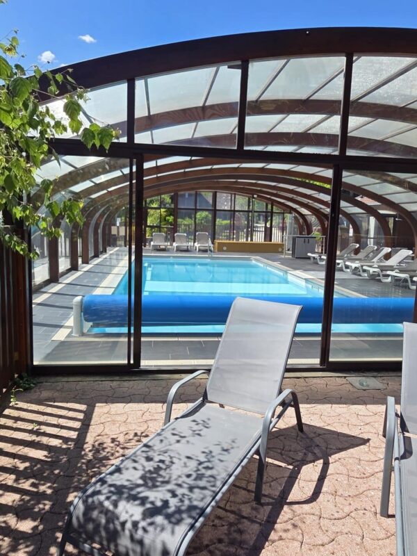 Piscine couverte chauffée des Chalets de la Wormsa