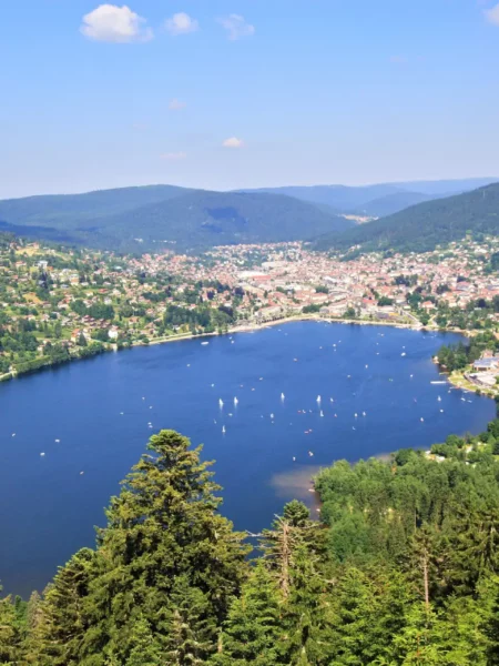 Vue sur le lac de Gérardmer depuis les environs